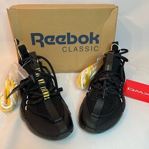 New never been worn Reebok DMX Fusion Pyer Moss Unisex size 7.5 (women’s size 9)